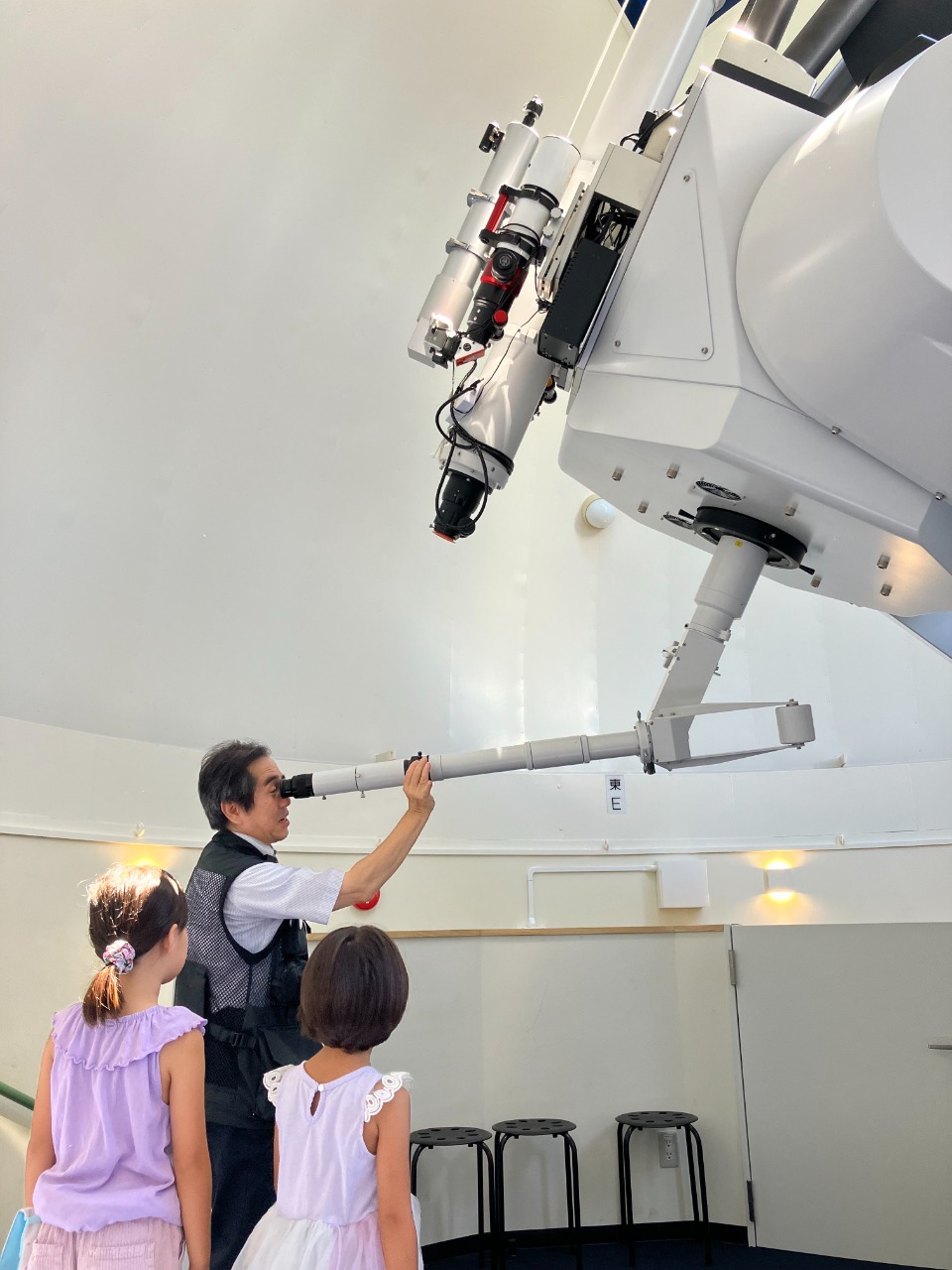 天体望遠鏡での観測の様子