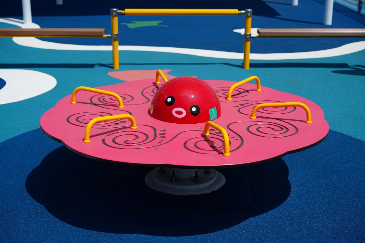 写真:タコをイメージした回転する遊具