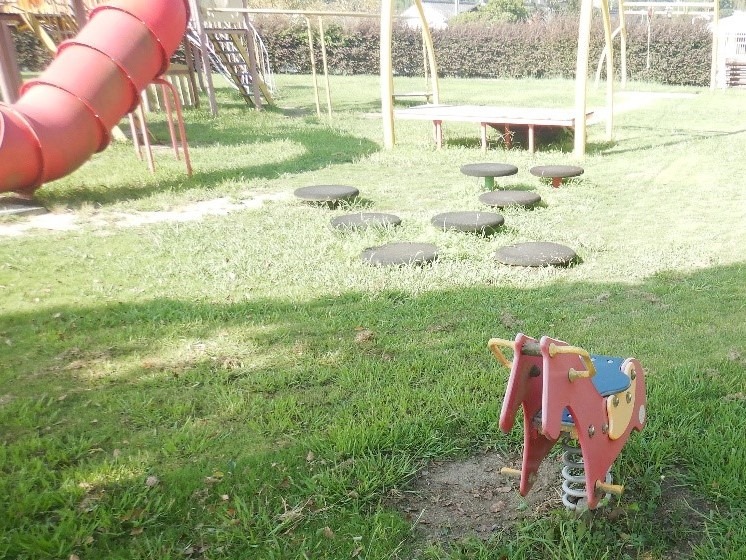 写真:スプリング遊具や飛び石