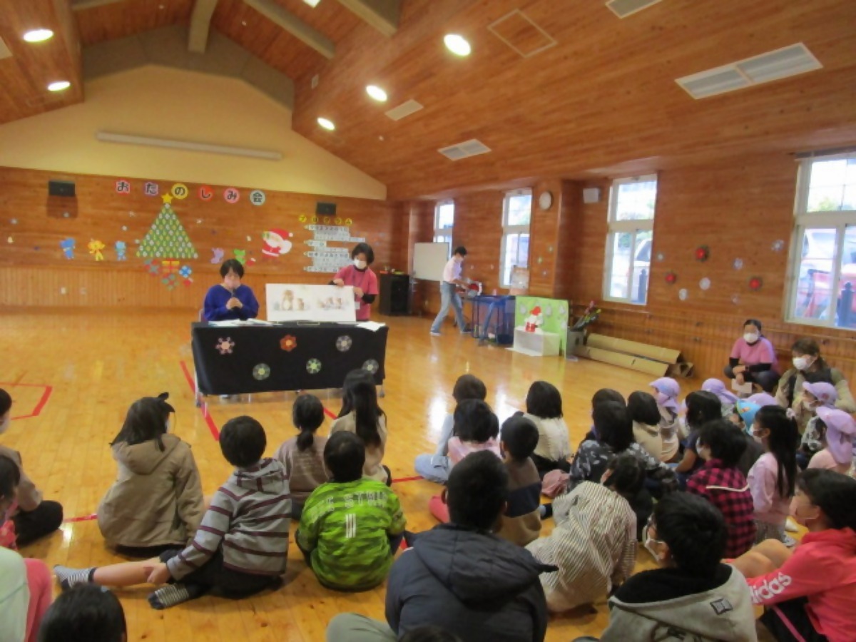 写真：クリスマスお楽しみ会では絵本の読み聞かせやピアノの伴奏を小学生が担当します。