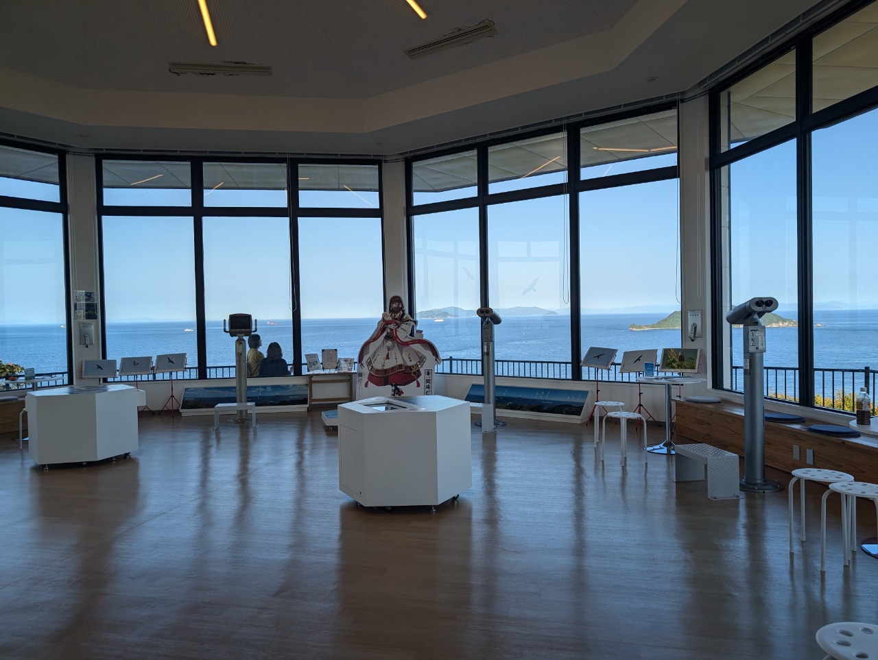 海が一面に見えるホールの画像