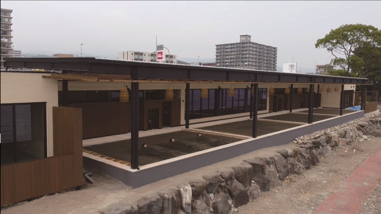 写真：砂湯を楽しむ様子