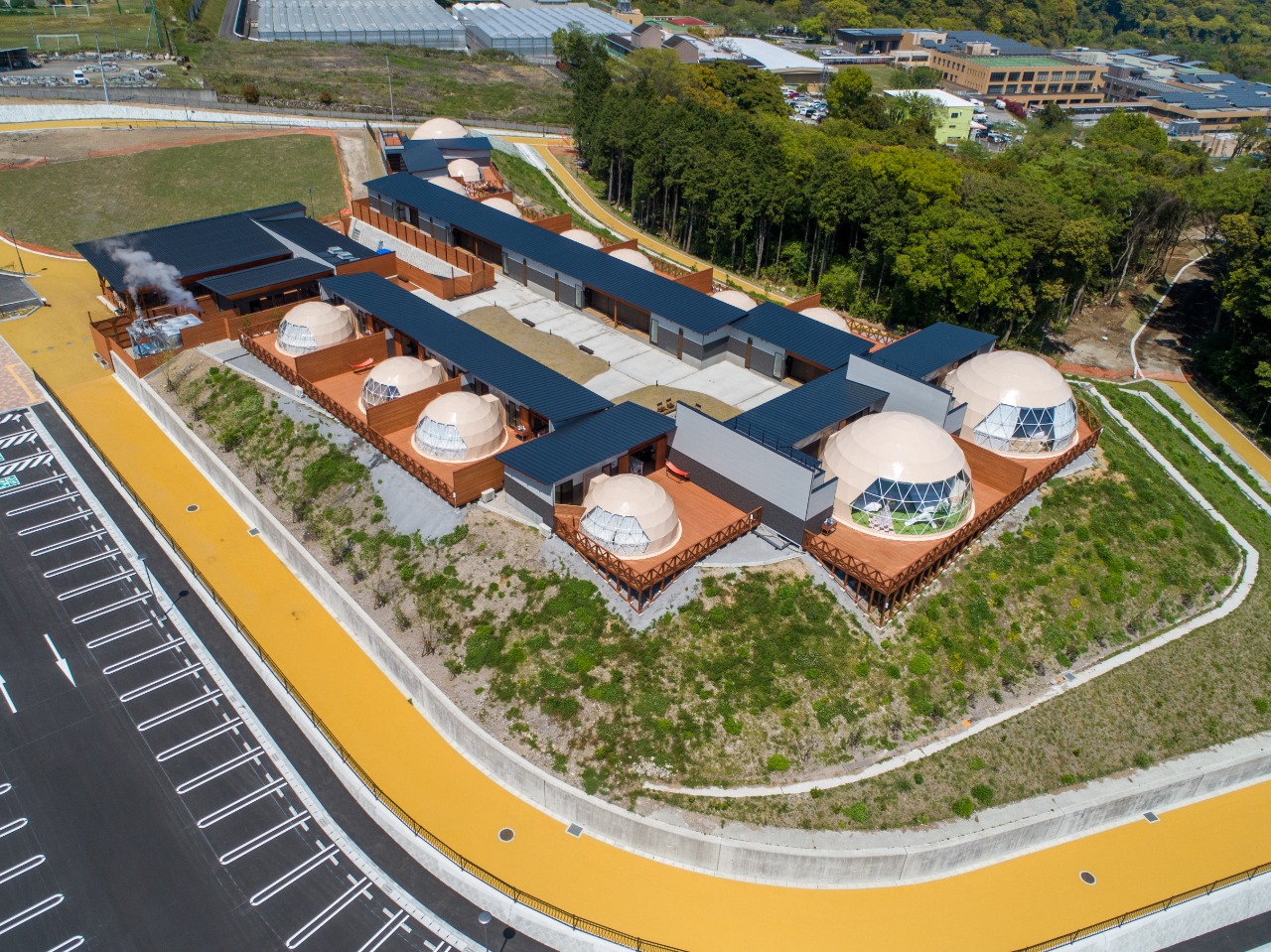 写真：カフェ利用もできるグランピング施設の外観