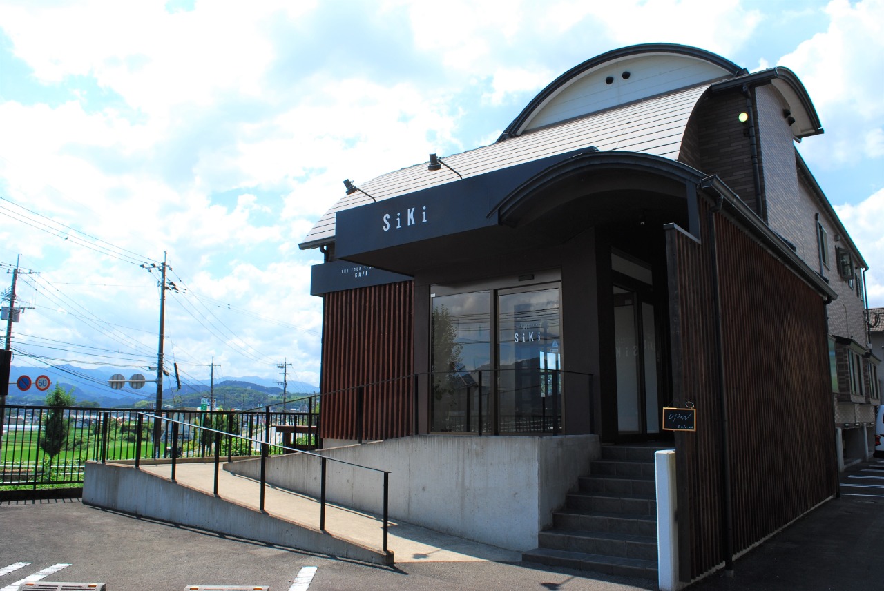 県道沿いながらも、のどかな田園風景が見渡せる