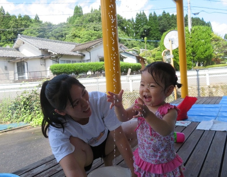 写真:水遊びを親子で楽しむ様子