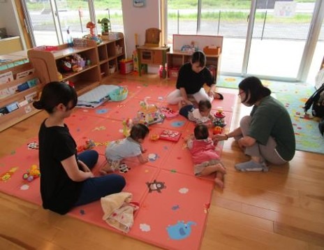 写真:楽しそうな玩具の元へハイハイする赤ちゃんの様子