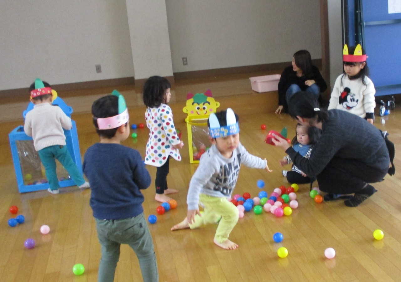 写真：親子遊び・相談活動等を行う「幼児クラブ」を定期的に開催しています。
