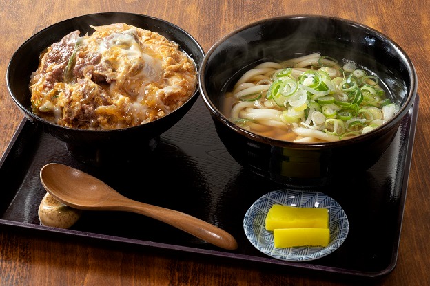 ランチの人気メニュー「牛とじ丼+かけうどん」860円