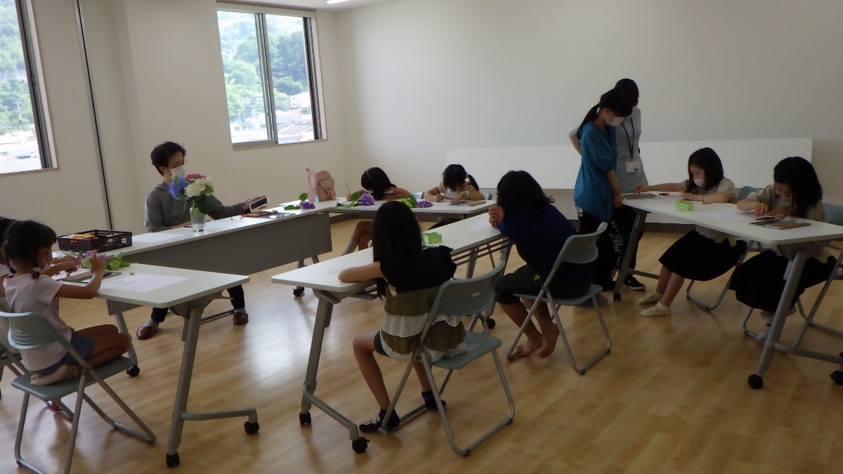写真：毎月第3土曜日に開催の「勝先生の絵画教室」は子どもたちに大人気です。