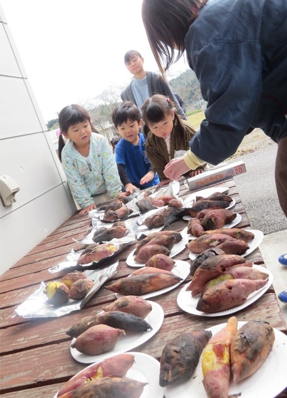 写真:親子でお芋を焼く様子