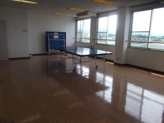 写真：遊戯室には卓球台が2台あります。卓球は子どもたちに大人気です。