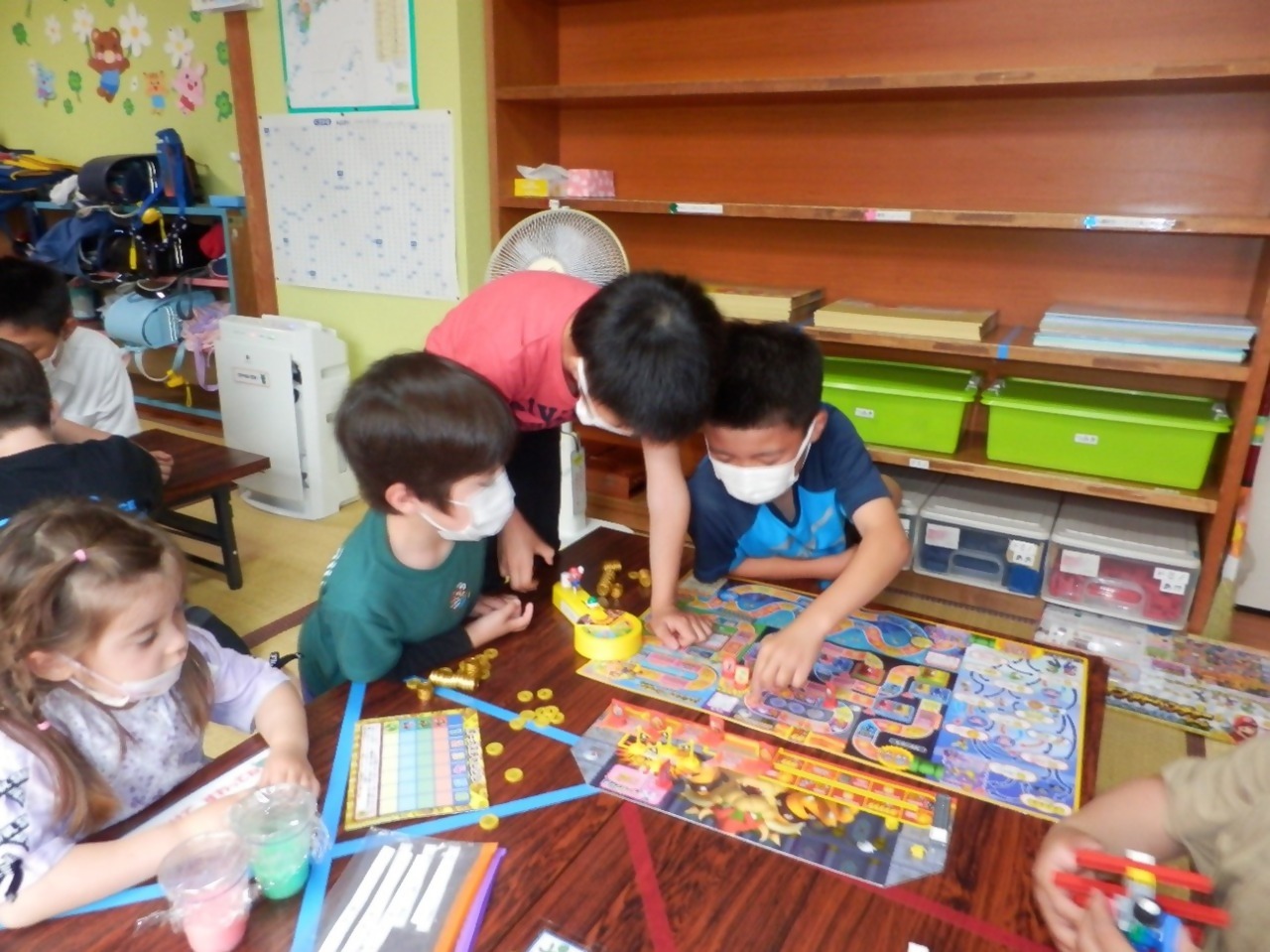 ボードゲームを楽しむ様子