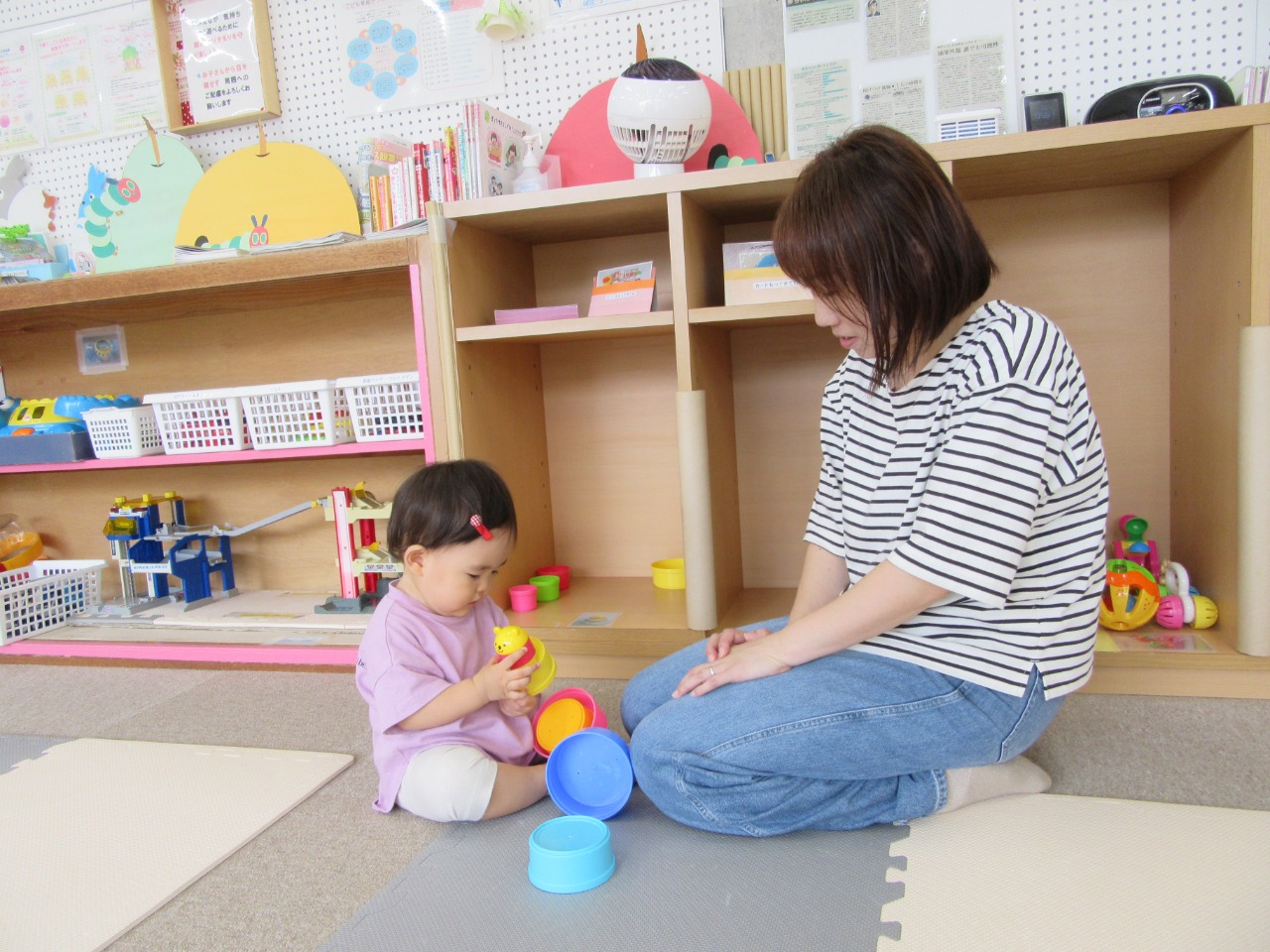 写真:積み重ねカップで遊んでいる様子