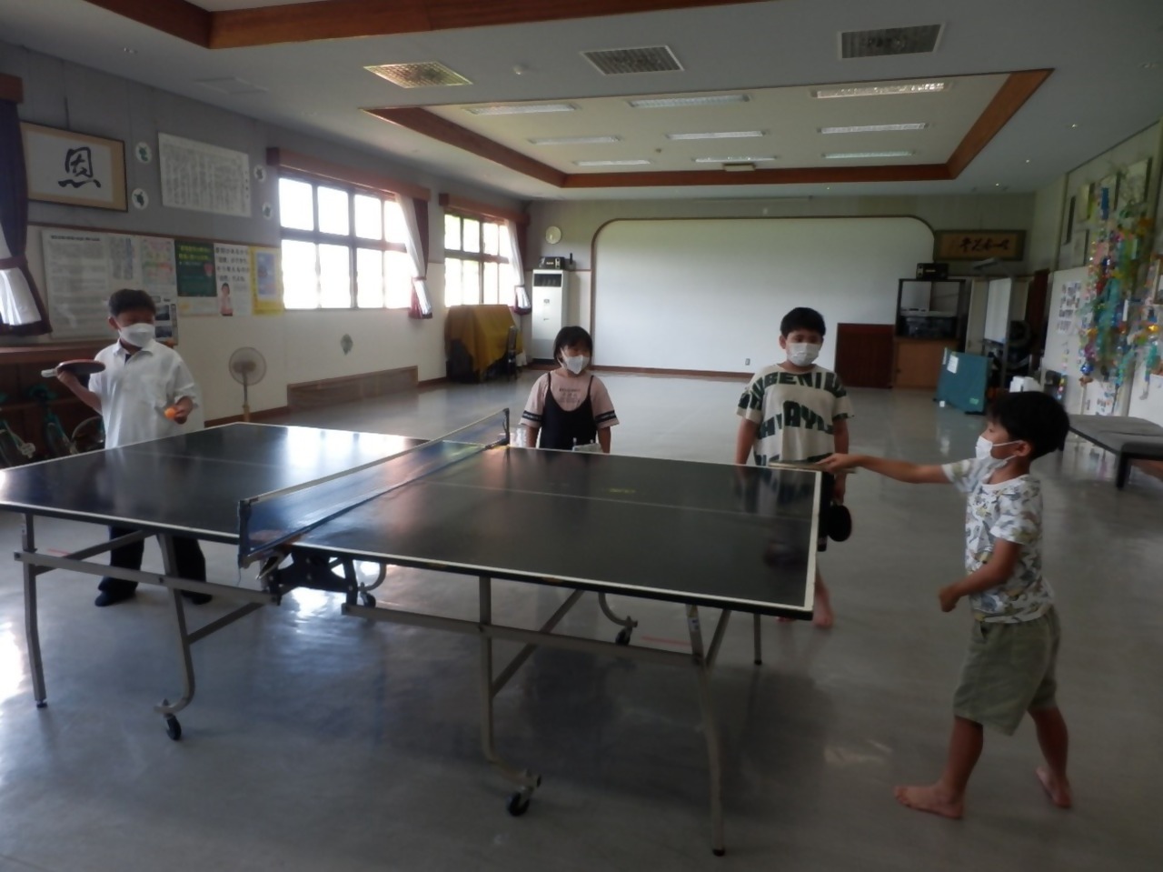 ホールで卓球をする様子