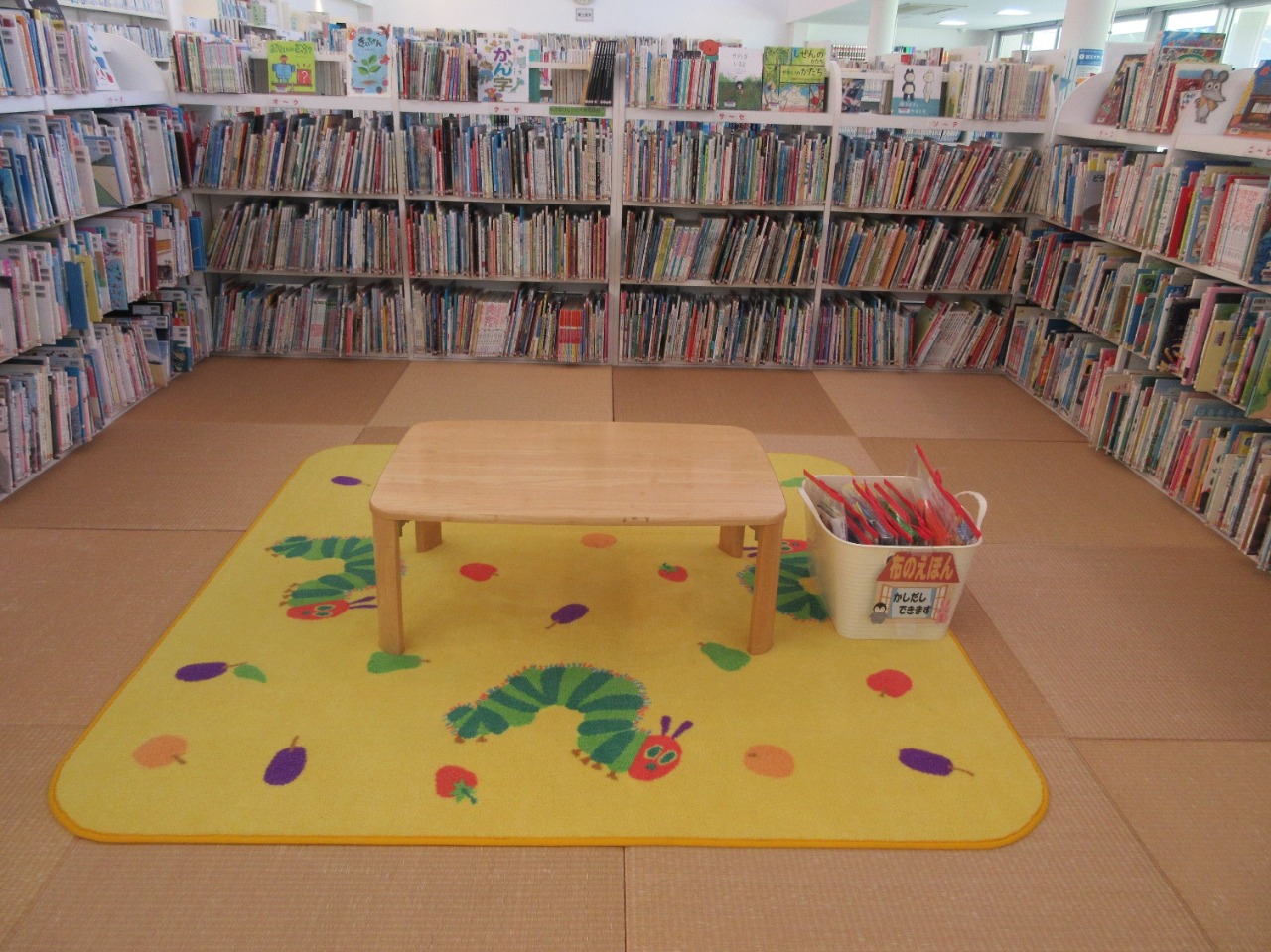 写真：絵本コーナーは、くにさき七島藺を使った畳のスペースがあります。