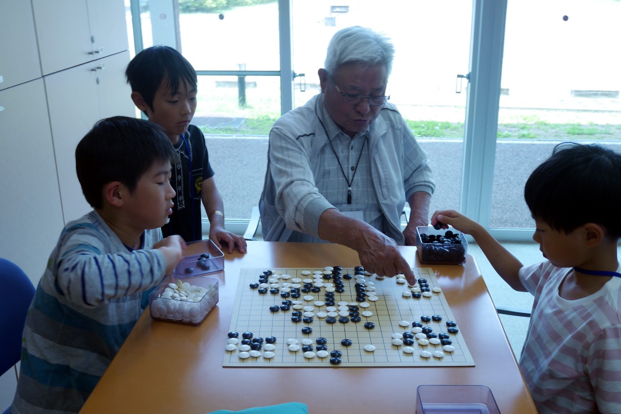 写真：囲碁を通して地域の高齢者と交流