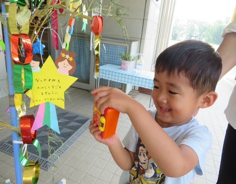 写真:短冊と嬉しそうな子どもの様子