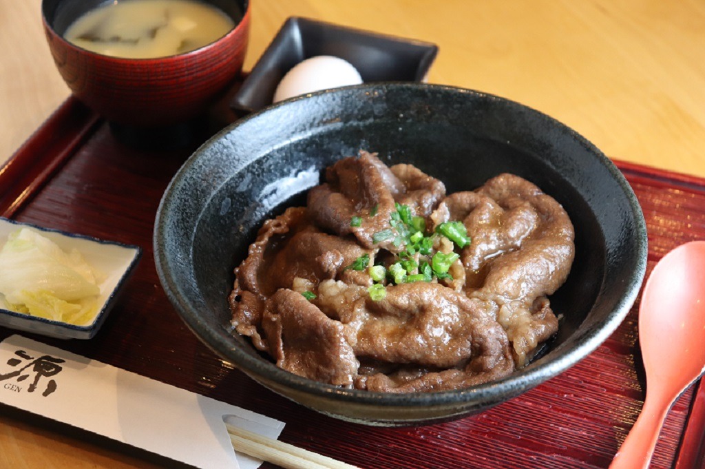 「大分和牛丼」1800円（みそ汁、漬物、生卵付き）