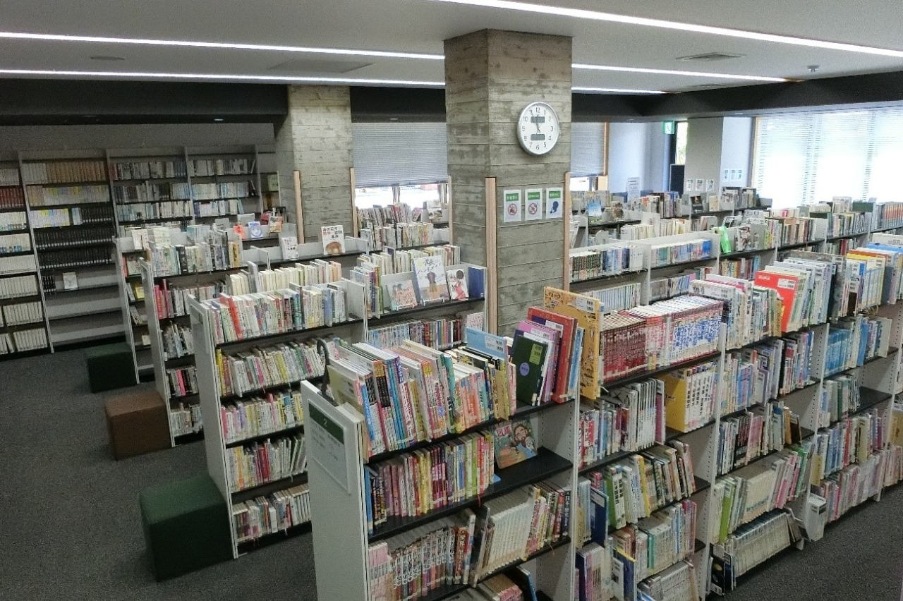 写真：図書館にはいろんな本が約36,000冊あります。