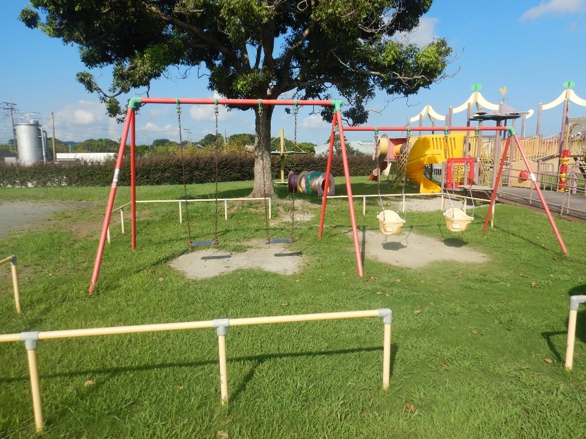 写真:児童用ブランコ、 幼児用 ブランコ