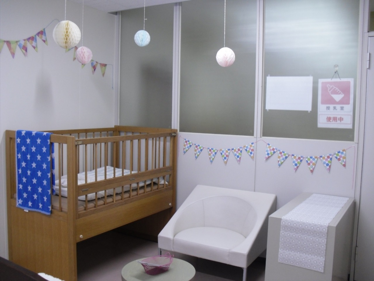 写真：授乳室にはベビーベッドやソファーがあり、保護者も赤ちゃんもくつろげる空間です。