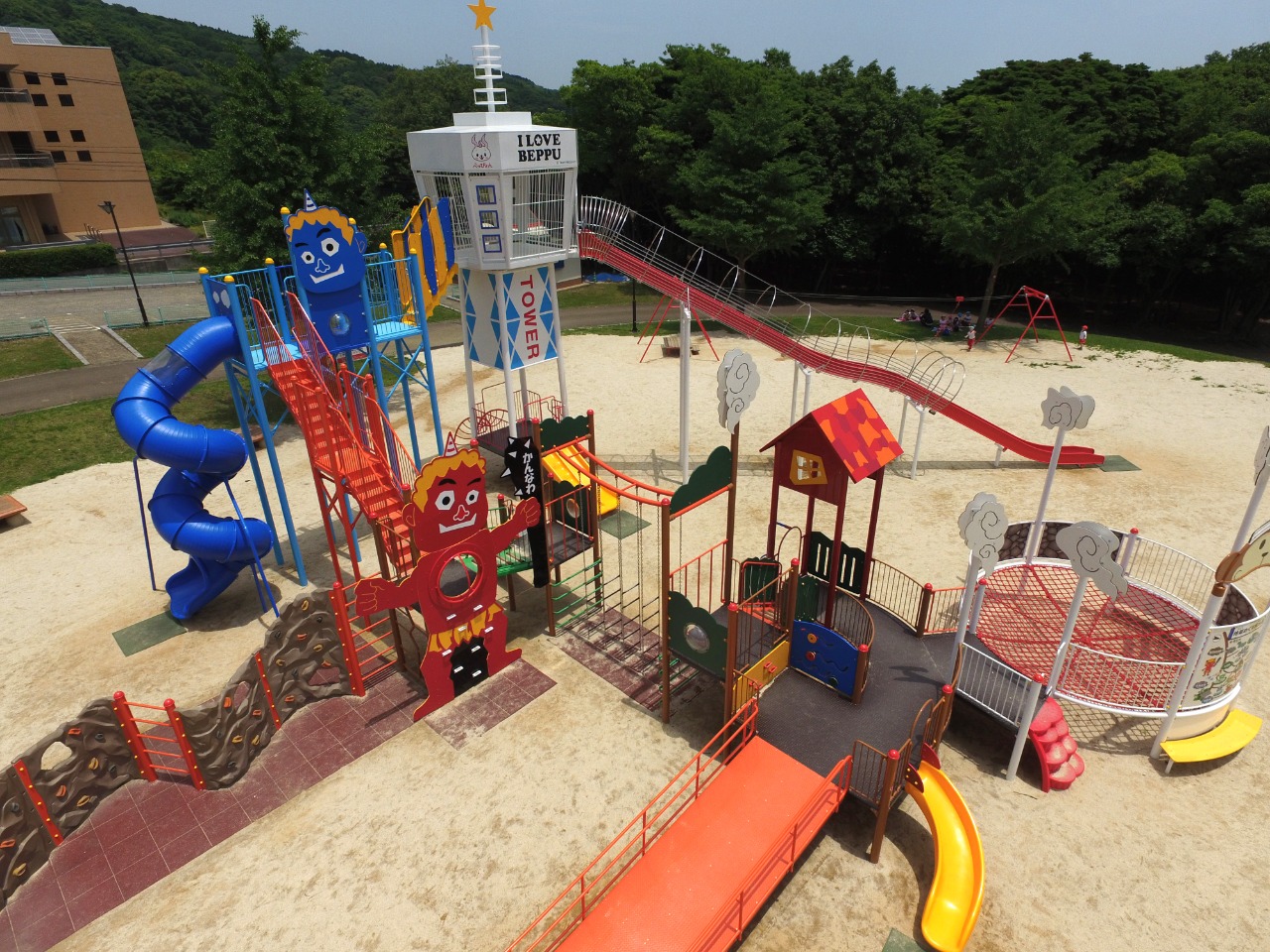 写真：鬼をあしらった大型遊具の外観