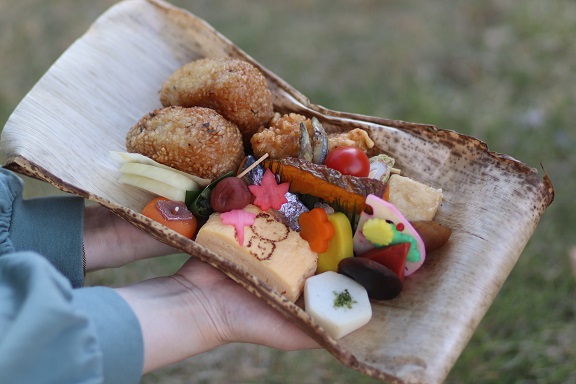 竹皮に包まれた「こけし弁当」800円