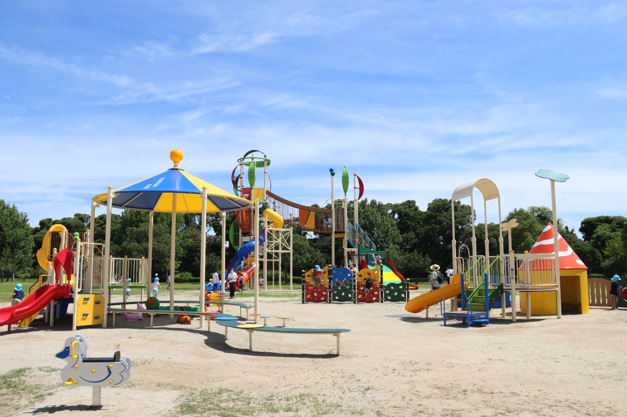 写真：６歳未満の幼児用と６歳以上の児童のそれぞれが遊べる遊具