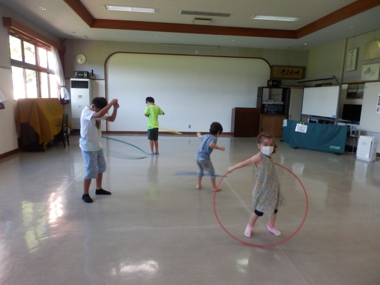 児童館ホールで遊ぶ子どもたち