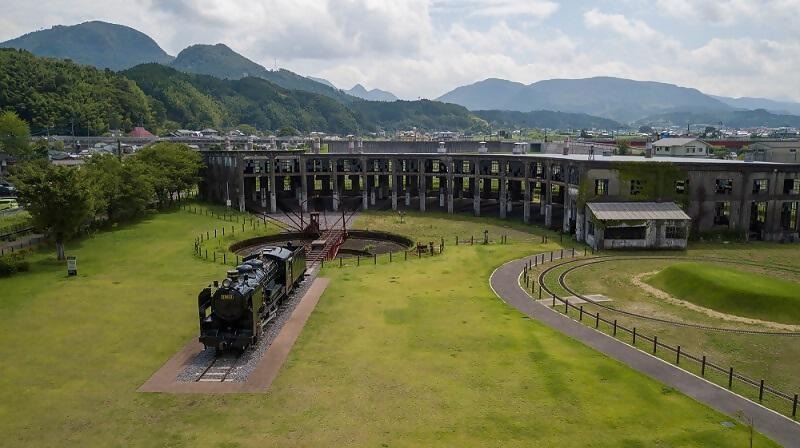 写真：旧豊後森機関庫と転車台