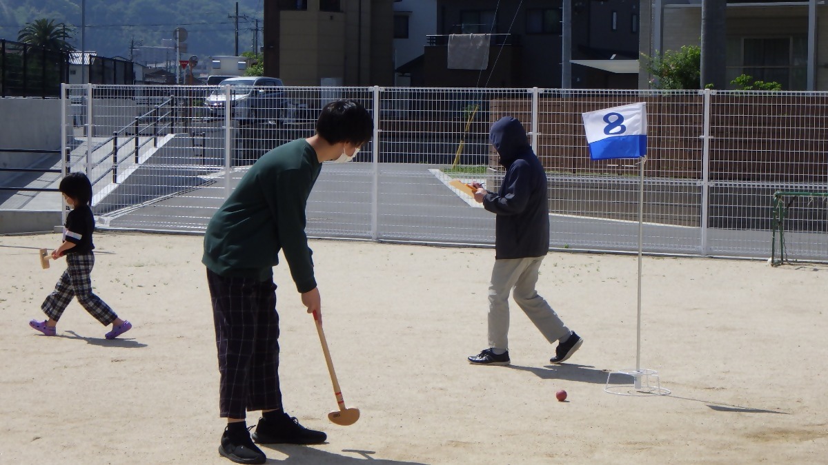 写真：多目的広場では一輪車の練習やグラウンドゴルフを楽しんでいます。