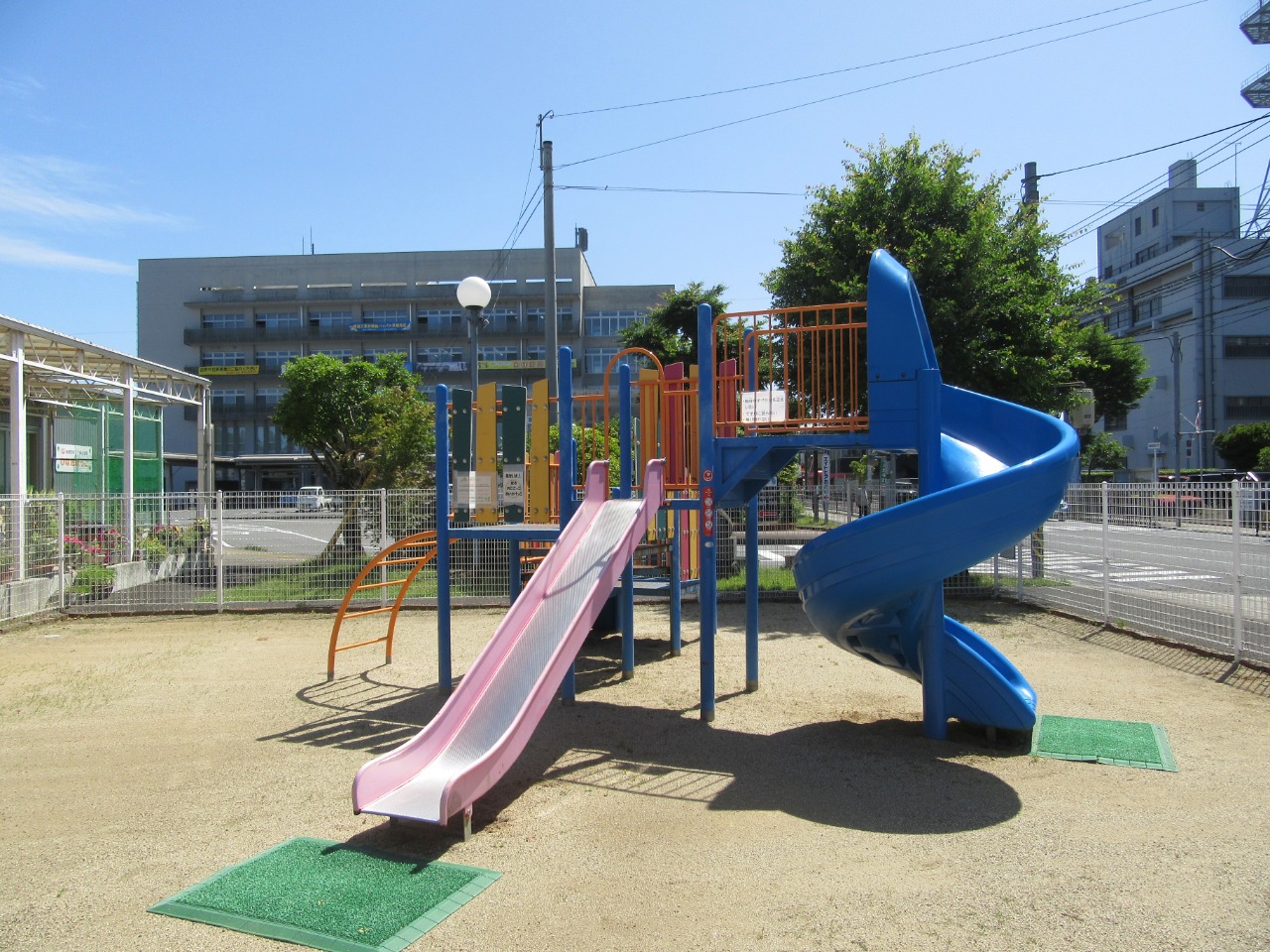 写真：青いすべり台