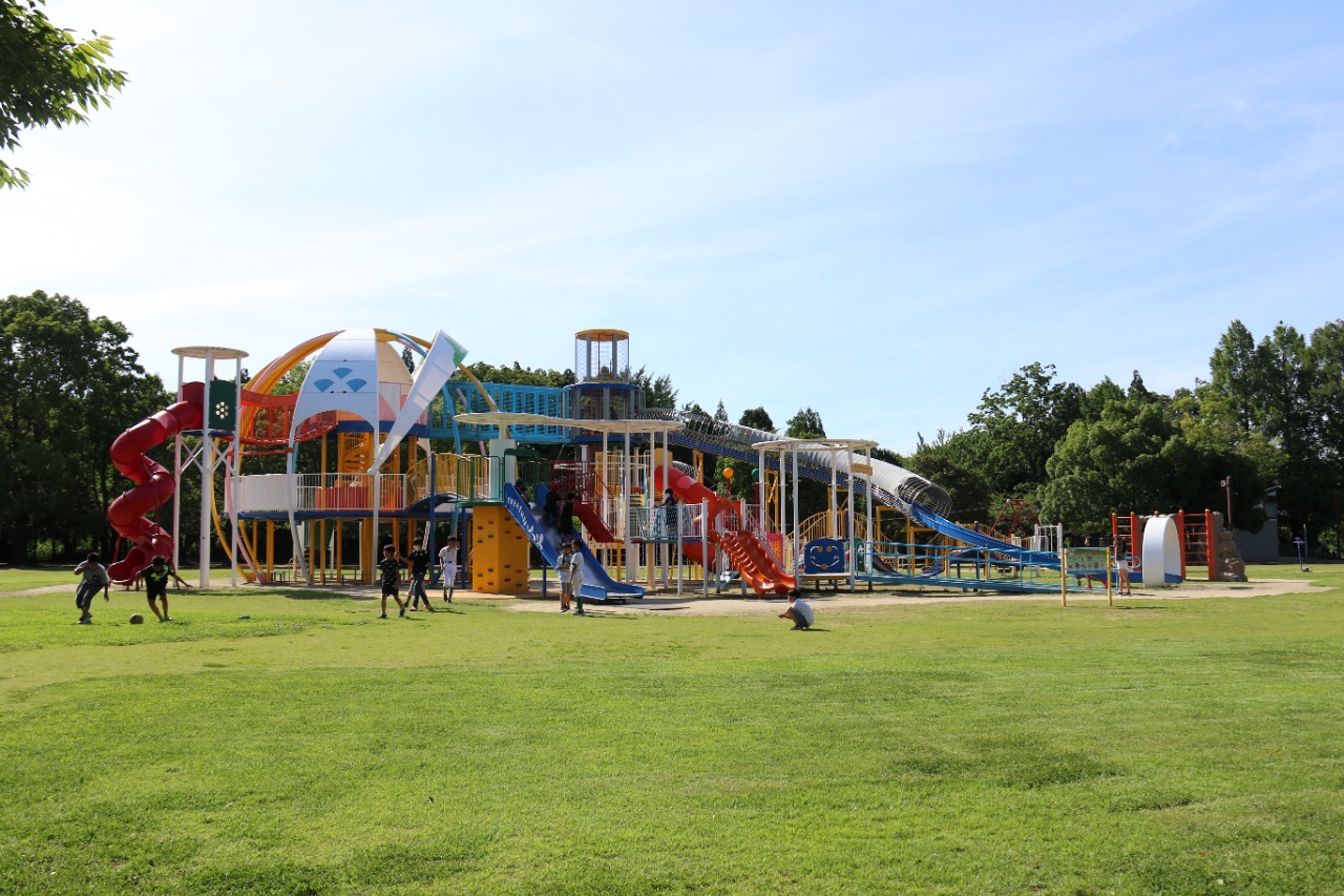 写真：大型複合遊具と子どもたち