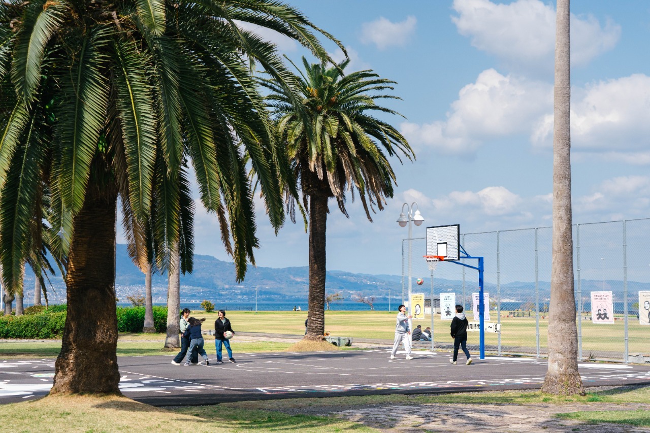 写真：公園内の屋外バスケットボールコートの様子