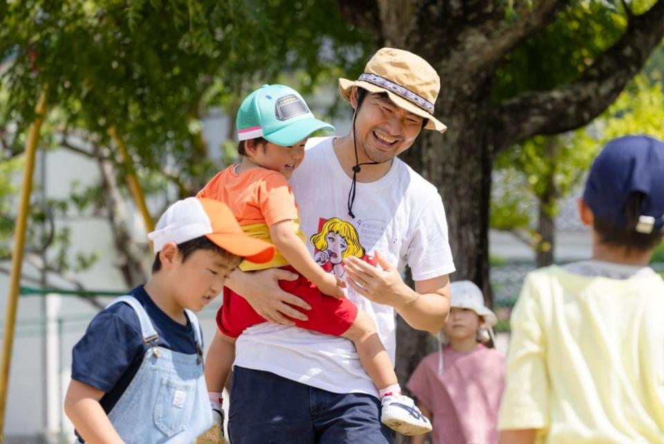 パパに抱っこされたこどもの写真