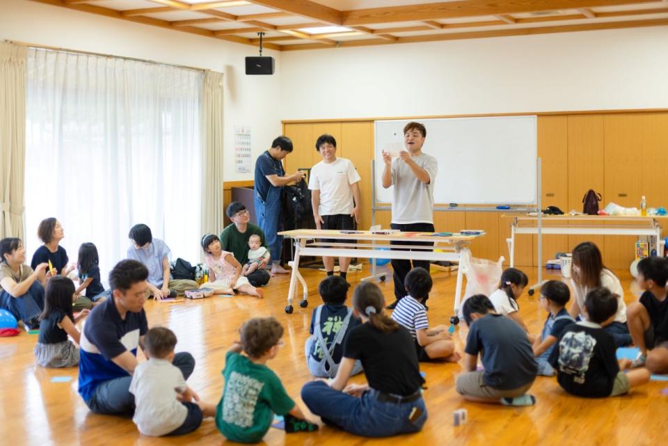 公民館で工作を楽しむ親子の写真