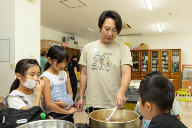 池田さんとこどもたちが料理をしている画像
