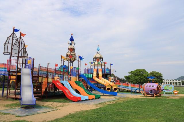 つくみん公園の海をイメージした遊具の画像