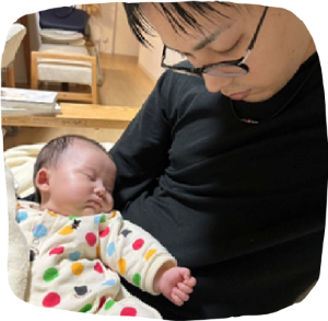 赤ちゃんを抱っこするパパの画像