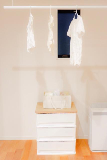 上に洗濯もの干し、下に収納ボックスの画像