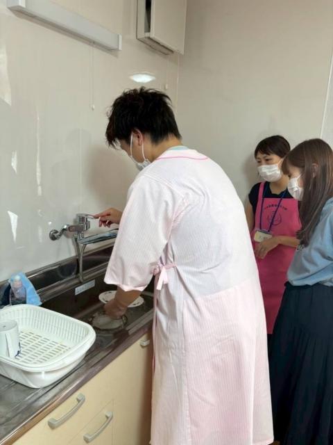 パパが妊婦ジャケットを着用して家事をシュミレーションしている画像