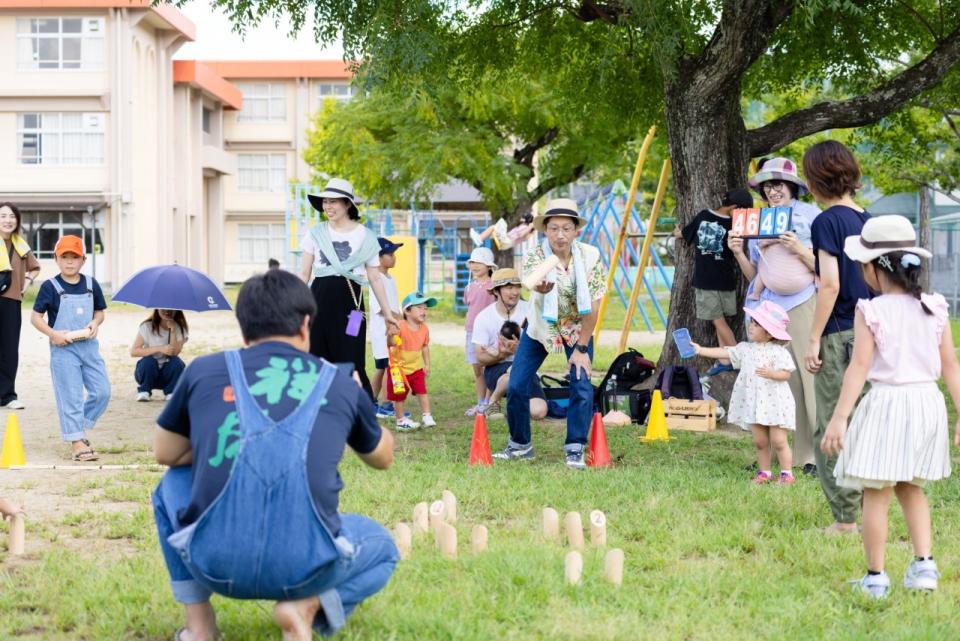 モルックを楽しんでいる親子の写真