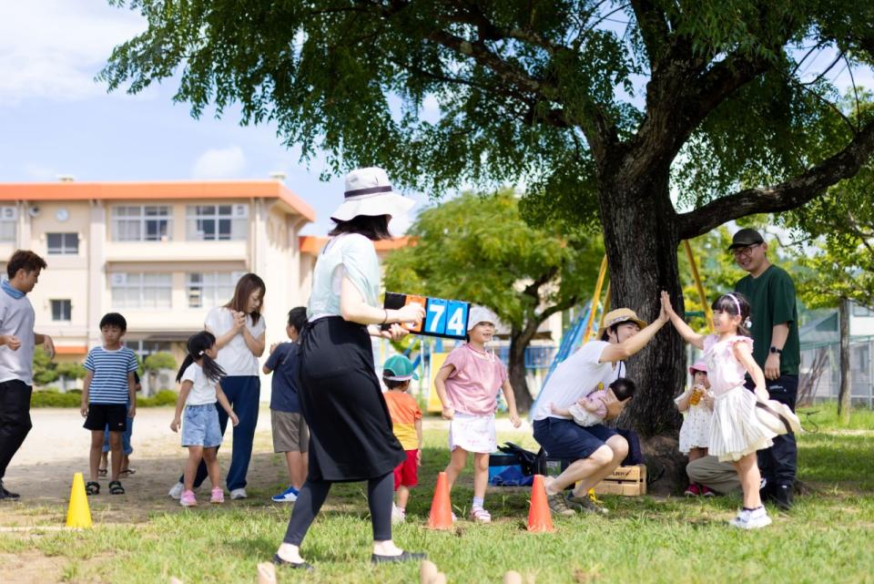 モルックを楽しむ親子の様子