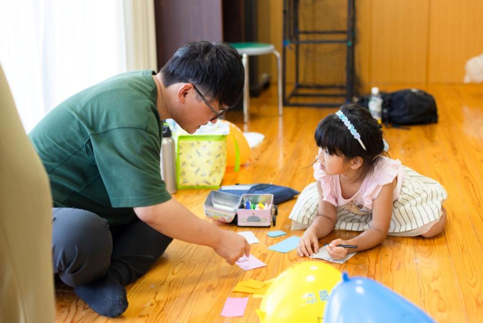 工作を一緒に楽しむパパとこどもの写真