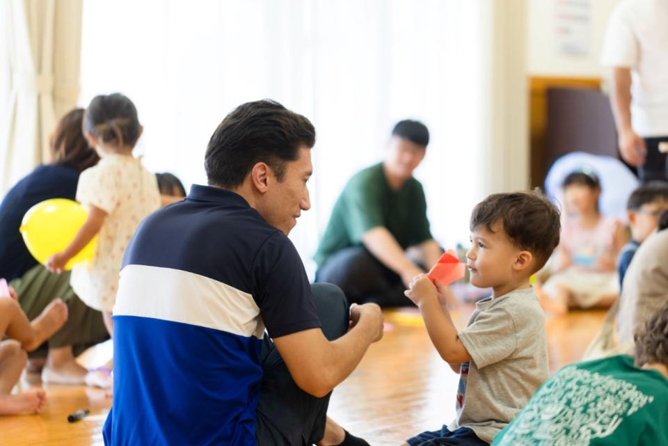 片桐さんと息子さんが工作を楽しんでいる写真