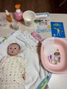 沐浴とスキンケアグッズ、沐浴レッスンの赤ちゃん人形の画像